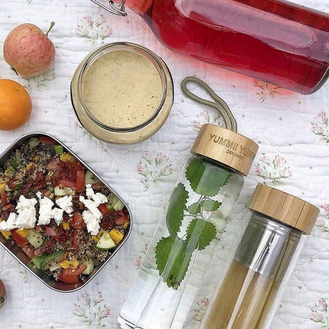 Glasflaske med teinfuser detalje - kemifri drikkedunk i glas - Yummii Yummii
